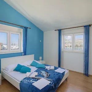 https://apartments-mirjana-trogir.hotels-in-trogir.com